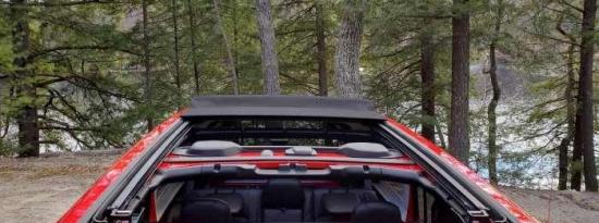 吉普车的一键式动力顶部车顶是理想的敞篷车设计